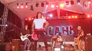 Band rock, Slank menggelar konser perayaan ulang tahun yang ke-34 di JIExpo Kemayoran, Jakarta, Selasa (26/12). Konser tersebut sangat istimewa karena menjadi bagian dari perayaan ulang tahun ke-34 band rock tersebut. (Liputan6.com/Herman Zakharia)