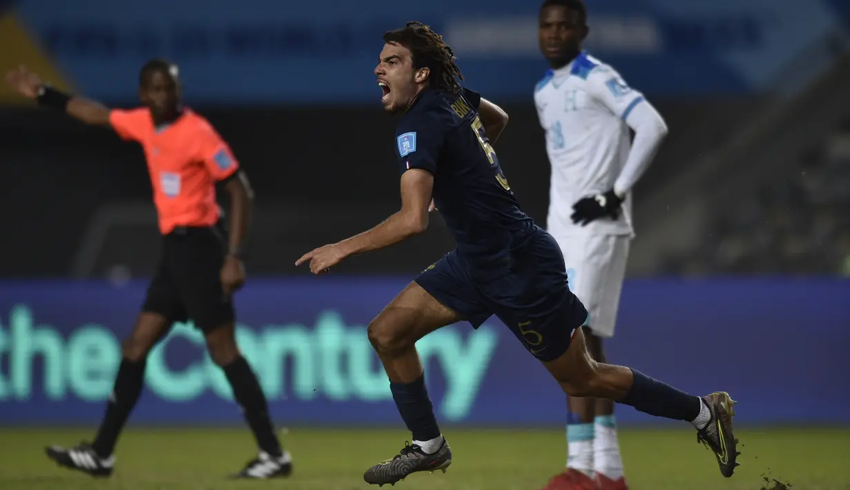 Selebrasi bek Timnas Prancis U-20, Felix Nzouango setelah mencetak gol ketiga ke gawang Honduras pada laga terakhir Grup F Piala Dunia U-20 2023 di Unico Diego Armando Maradona Stadium, La Plata, Argentina, Senin (29/5/2023) dini hari WIB. (AP Photo/Gustavo Garello)