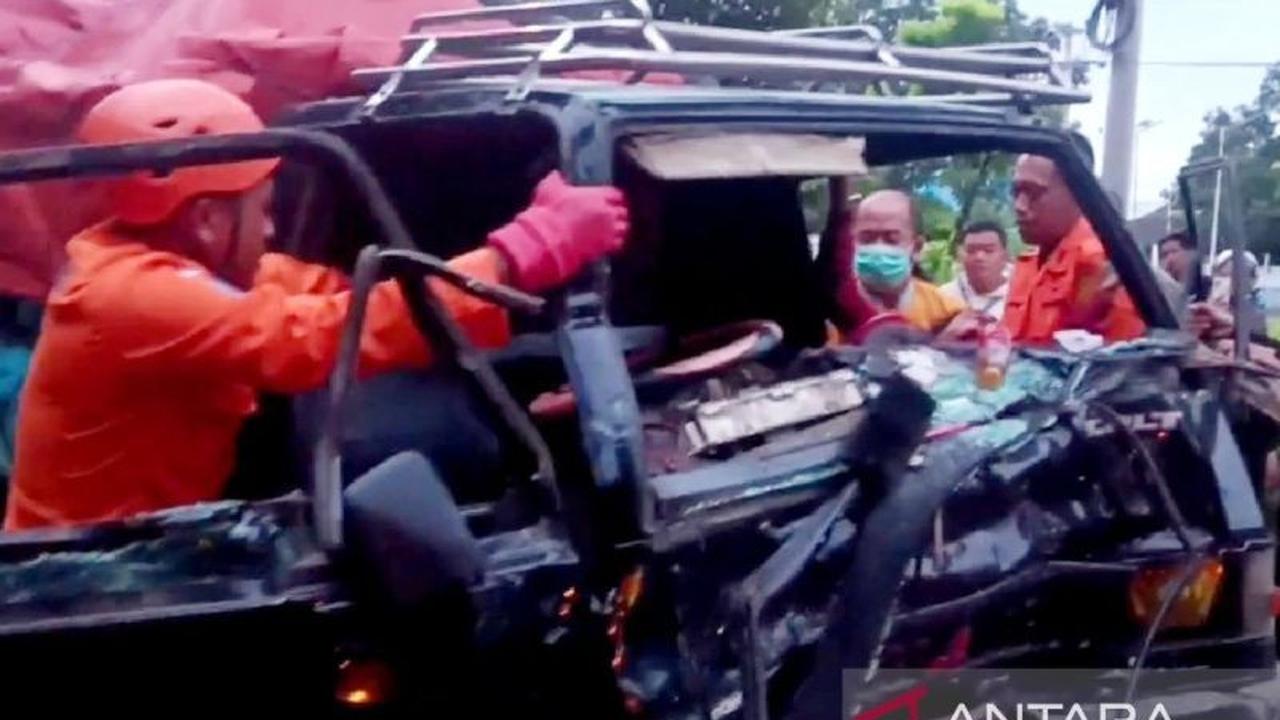 Kantor SAR Banyuwangi Berhasil Evakuasi Korban Kecelakaan Terjepit di Jalur Pantura
