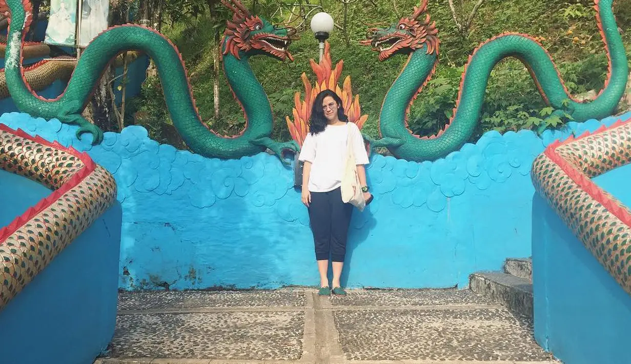 Selanjutnya, Dinda memakai celana yang panjangnya 7/8 berwarna hitam dan dipadukan dengan atasan berwarna putih. Terkesan makin santai lantaran Dinda memakai sepatu slip on dan membawa tote bag. (Instagram/dindakanyaa)