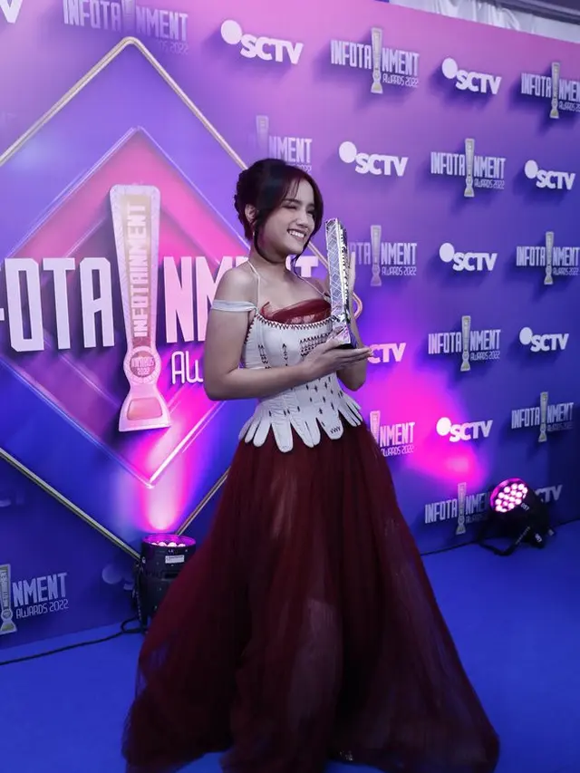 7 Potret Artis Pemenang Infotainment Awards 2022, Lesti dan Billar Raih Best Couple