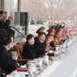 Pemimpin Korea Utara Kim Jong Un dan putrinya Kim Ju-ae saat menyaksikan pertandingan sepak bola antara staf Kabinet dan Kementerian Pertahanan Nasional, di Korea Utara pada 17 Februari 2023. Pertandingan ini digelar sebagai kesempatan untuk menginspirasi mereka dengan &ldquo;kehadiran Kim Jong Un dan putri tercintanya&rdquo; untuk bekerja lebih keras dan menjadikan tahun 2023 sebagai &ldquo;tahun perubahan besar.&rdquo; (AFP/KCNA Via KNS)