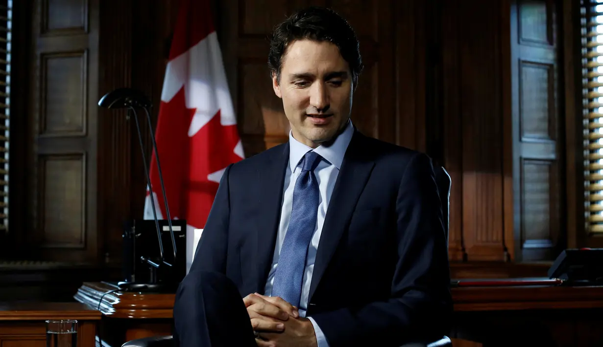 PM Kanada Justin Trudeau melakukan sesi wawancara di kantornya, Parliament Hill, Ontario , Kanada , 19 Mei 2016. Pria keturunan melayu ini juga dikabarkan merupakan sekutu Israel dari berbagai keterangan pers yang ia lakukan. (REUTERS / Chris Wattie)