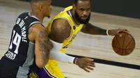 Bintang Lakers, LeBron James tidak bermain penuh saat timnya kalah dari Sacramento Kings pada laga lanjutan NBA 2019/2020. (Kevin C. Cox / GETTY IMAGES NORTH AMERICA / Getty Images via AFP)