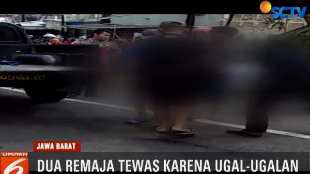 Menurut saksi mata, sebelumnya kedua remaja ini ugal-ugalan mengendarai sepeda motor dan akhirnya menabrak mobil box.
