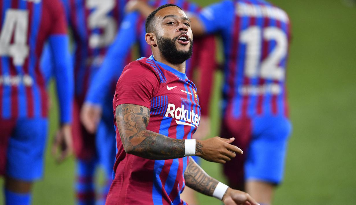 Memphis Depay. Meski sudah memilih nomor 9 untuk musim ini, Memphis Depay yang baru didatangkan dari Lyon dapat saja mengganti dengan nomor 10 usai kepastian La Pulga meninggalkan Barcelona. Bersama Lyon dan Timnas Belanda, ia telah terbiasa menggunakan jersey nomor 10. (Foto: AFP/Pau Barrena)