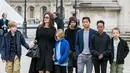 Angelina Jolie tak masalah ketika banyak berita yang mengatakan dirinya sangat memanjakan anak-anak. (Who What Wear)