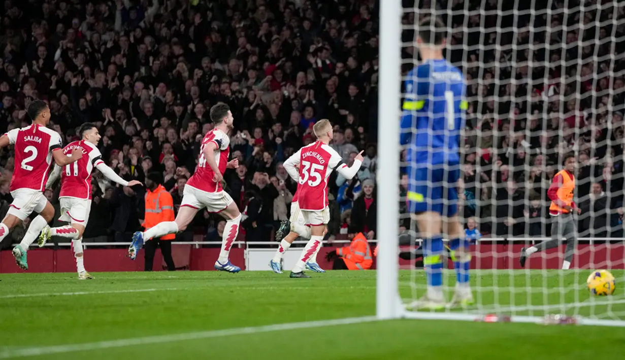 Arsenal memperbesar keunggul menjadi 3-1 di menit ke-74. Zinchenko beruntung saat bola pantulan mengarah ke dirinya yang langsung disambar dengan tendangan voli. (AP Photo/Kin Cheung)