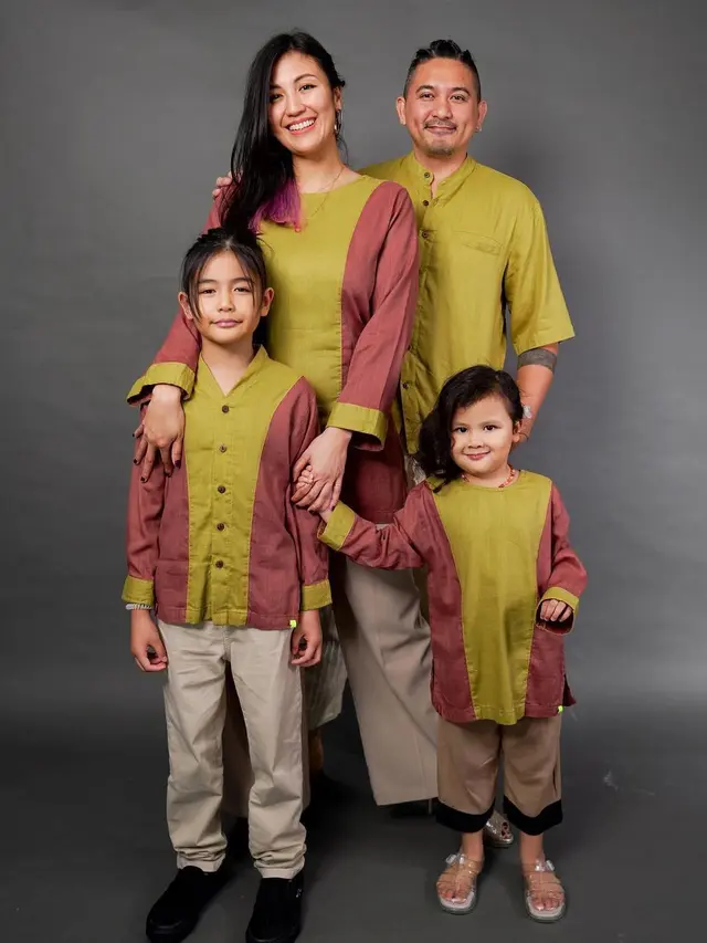 Family Potrait Ryan Delon dan Sharena, Selalu Kompak dengan Dua Buah Hati