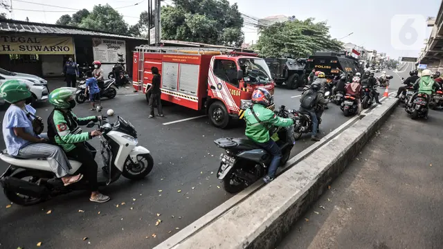 FOTO: Penyekatan PPKM Darurat, Kendaraan Taktis TNI-Polri Tutup Jalan Kalimalang