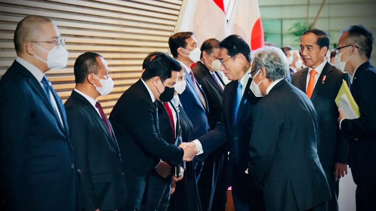 Menteri BUMN Erick Thohir mendampingi Presiden Joko Widodo yang bertemu dengan Perdana Menteri Jepang Fumio Kishida. (Dok BUMN)