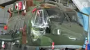 Penyidik KPK melakukan pemeriksaan di dalam Helikopter Agusta Westland 101 (AW-101) di Pangkalan Udara Halim Perdanakusuma, Jakarta (24/8). Sebanyak 8 orang penyidik KPK beserta POM TNI melakukan penyidikan. (Liputan6.com/Helmi Afandi)