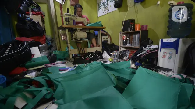 FOTO: Terdampak Covid-19, Perajin Tas Jinjing Sepi Pesanan