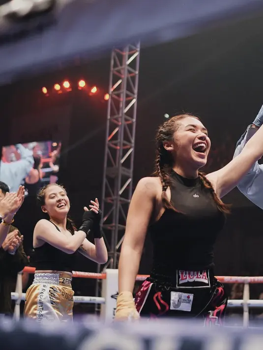 Lula Lahfah menjuarai kompetisi tinju Super Knockout melawan Adhisty Zara. Keduanya tampil dengan outfit bagai profesional. [Foto: Instagram/ Lula Lahfah]