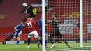 Bek Leicester City, Luke Thomas (kiri) melepaskan tendangan yang berbuah gol pertama timnya ke gawang Manchester United dalam laga lanjutan Liga Inggris 2020/2021 pekan ke-35 di Old Traffod Stadium, Manchester, Selasa (11/5/2021). Leicester menang 2-1 atas Manchester United. (AP/Peter Powell/Pool)