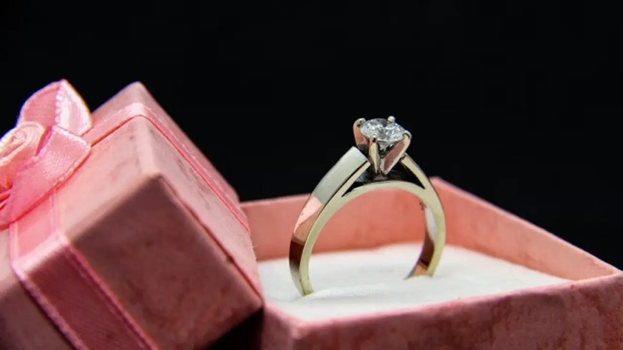 Cincin Emas (Photo by Micheal Johnson on Unsplash)