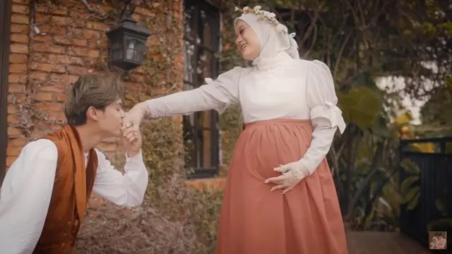 Ungkap Jenis Kelamin Anak, Ini 7 Potret Maternity Dinda Hauw dan Rey Mbayang