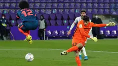 Kiper Sevilla, Yassine Bounou Bono melepaskan tendangan yang berbuah gol penyeimbang 1-1 ke gawang Real Valladolid dalam laga lanjutan Liga Spanyol 2020/2021 pekan ke-28 di Jose Zorrilla Stadium, Valladolid, Sabtu (20/3/2021). Sevilla bermain imbang 1-1 dengan Valladolid. (AFP/Cesar Manso)