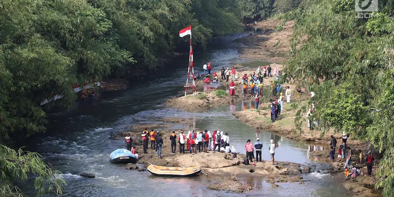 Upacara Bendera Di Sungai Ciliwung