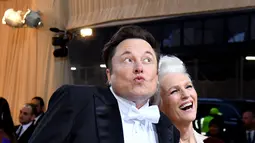 CEO dan chief engineer SpaceX Elon Musk (kiri) bersama ibunya supermodel Maye Musk menghadiri acara Met Gala 2022 di Metropolitan Museum of Art, New York, Amerika Serikat, 2 Mei 2022. Tema Met Gala 2022 adalah "In America: An Anthology of Fashion". (ANGELA WEISS/AFP)