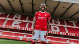 Nottingham Forest mendatangkan Callum Hudson-Odoi yang merupakan produk akademi Chelsea. The Blues melepas sang pemain secara permanen dengan mahar senilai 3,5 juta euro dan terikat kontrak selama tiga tahun hingga 30 Juni 2026. (nottinghamforest.co.uk)