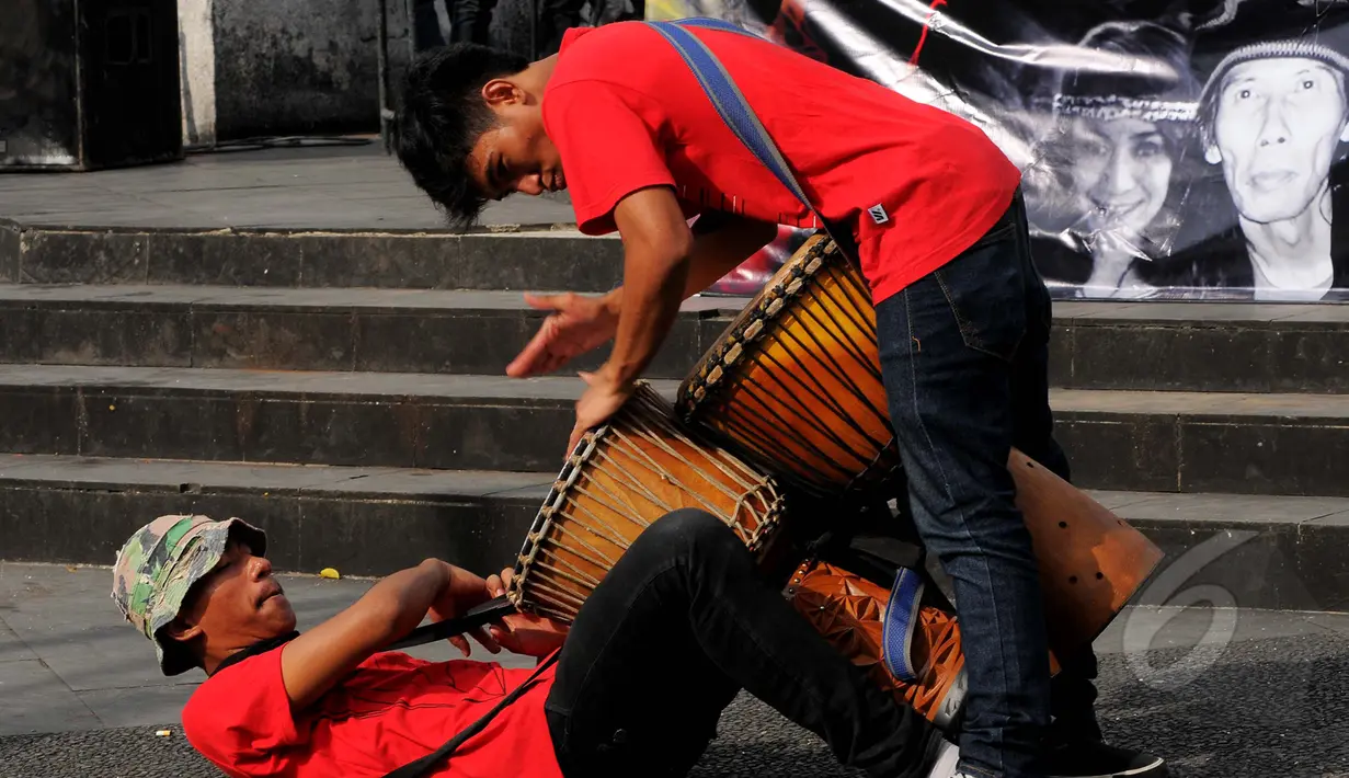 Penampilan perkusi akar dari anak-anak jalanan dalam konser "Indonesia Bersih Dari Maling Hak Cipta" di Taman Ismail Marzuki (TIM), Jakarta, Senin (9/3/2015). (Liputan6.com/Faisal R Syam)