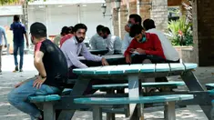 Orang-orang duduk di bangku di sebuah pasar di Rawalpindi, Provinsi Punjab, Pakistan timur  (9/5/2020). PM Pakistan Imran Khan mengatakan dalam pidatonya bahwa lockdown akan diperlonggar dalam beberapa fase mulai Sabtu (9/5). (Xinhua/Ahmad Kamal)