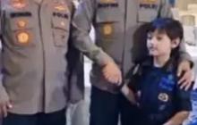 Momen Cicit Kapolri Hoegeng Bertemu Jenderal Polisi Lulusan Terbaik, 'Cocok Jadi Brimob