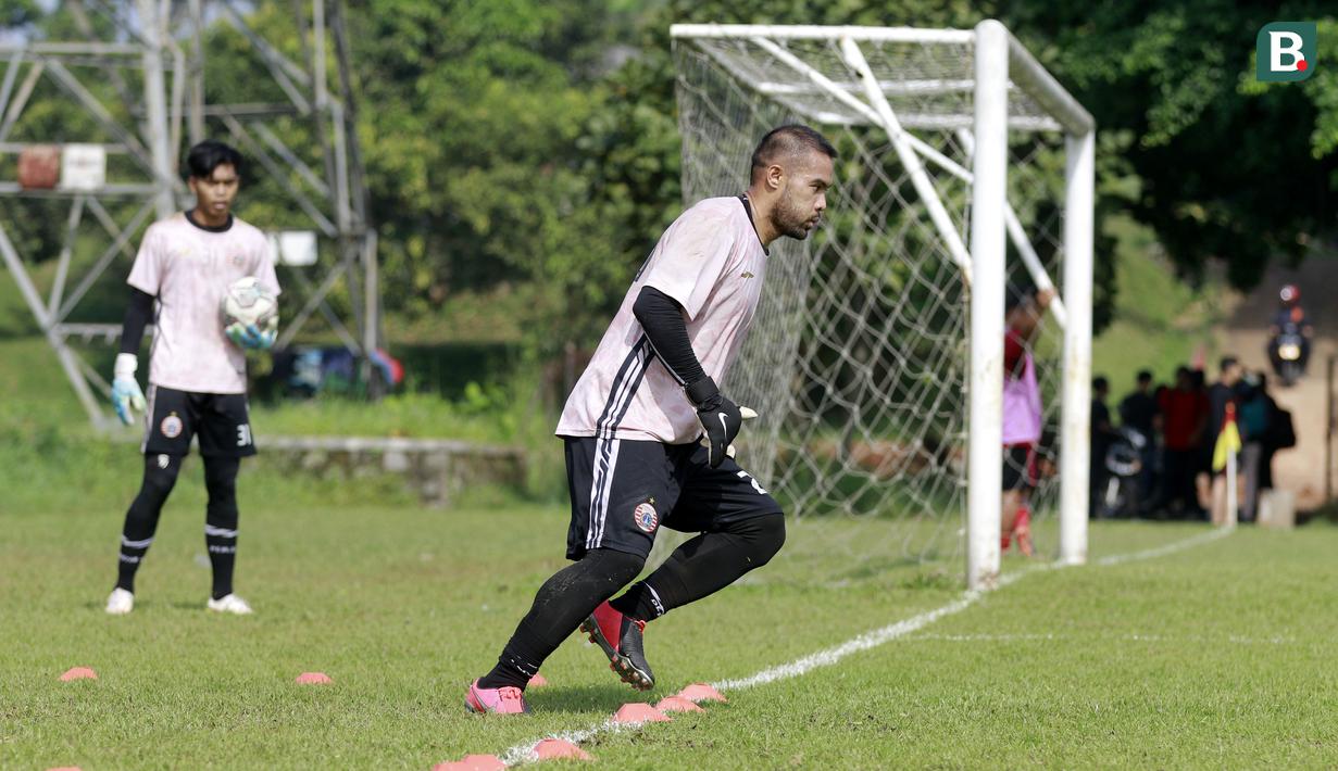 Tiga kiper Macan Kemayoran, Andritany Adrhiyasa, Cahya Supriadi dan Adre Arido Geovani dipaksa berlatih dengan gaya Eropa. (Bola.com/M Iqbal Ichsan)