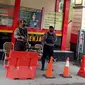 Kepolisian Resort Kota (Polresta) Batam memperketat penjagaan dan pengamanan usai ledakan bom bunuh diri di Polsek Astanaanyar, Bandung. (Liputan6.com/ Ajang Nurdin)