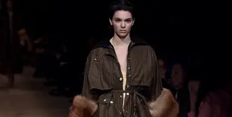 Mantan model Victorias Secrets kini dikabarkan dekat dengan salah satu personel One Direction, Harry Styles. (AFP/Bintang.com)