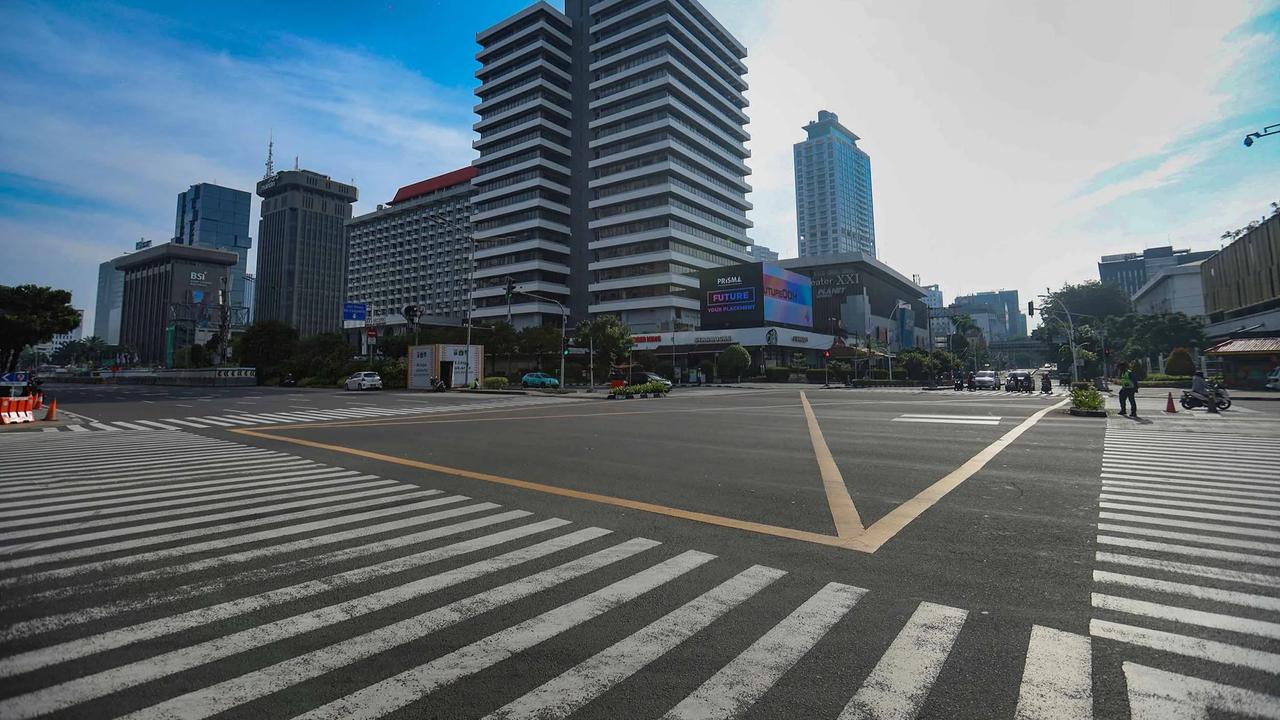 FOTO: Ibukota Jakarta Sepi di Bawah Langit Biru