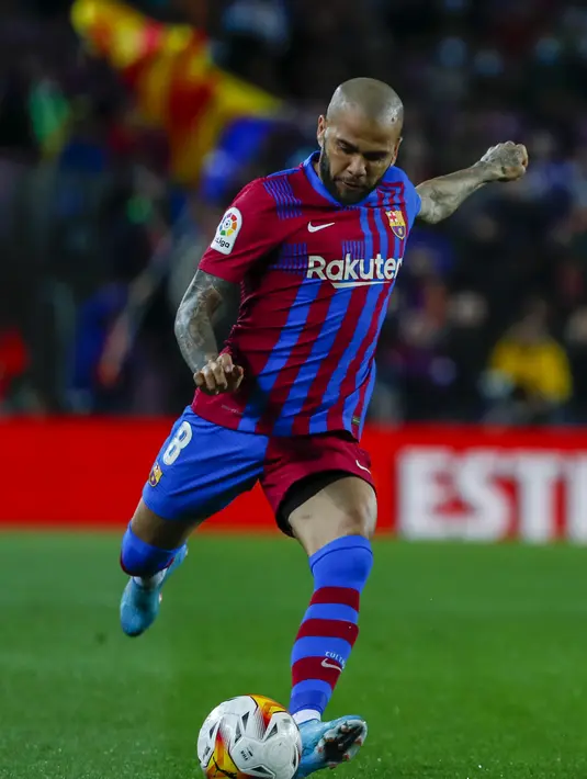 Bek Barcelona, Dani Alves berusaha mengumpan bola saat bertanding melawan Osasuna pada pertandingan lanjutan La Liga Spanyol di di stadion Camp Nou di Barcelona, Senin (14/3/2022). Barcelona menang telak atas Osasuna 4-0. (AP Photo/Joan Monfort)