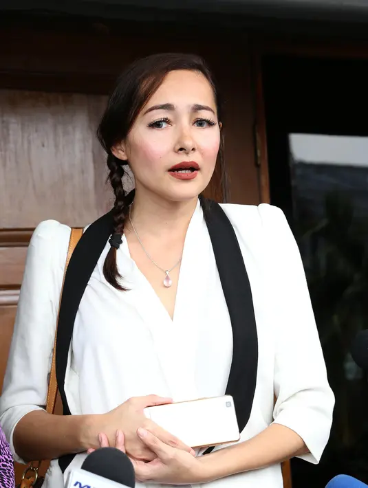 Seperti diketahui, gugatan cerai yang diajukan oleh Dewi Rezer pada suaminya baru tahap keterangan saksi. Tapi beberapa hari lalu, Marcellino juga mengajukan gugatan. (Andy Masela/Bintang.com)