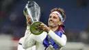 Penyerang Prancis Antoine Griezmann memegang trofi pada akhir laga final UEFA Nations League 2021 melawan Spanyol di San Siro, Milan, Senin (11/10/2021) dini hari WIB. Prancis keluar sebagai juara UEFA Nations League 2021 setelah menumbangkan Spanyol 2-1. (AP Photo/Luca Bruno)