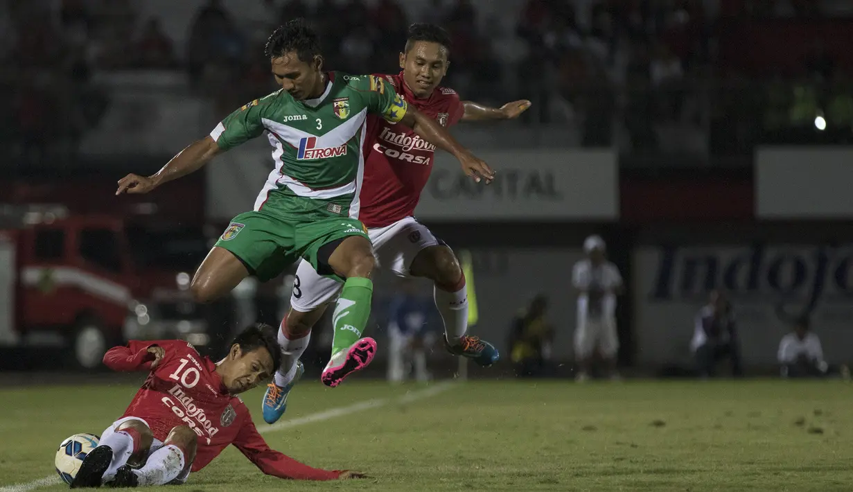 Pemain Bali United, Loudry melakukan tekel pada laga Piala Presiden melawan Mitra Kukar di Stadion Dipta, Bali, Kamis (3/9/2015). Pertandingan berkahir imbang 2-2. (Bola.com/Vitalis Yogi Trisna)