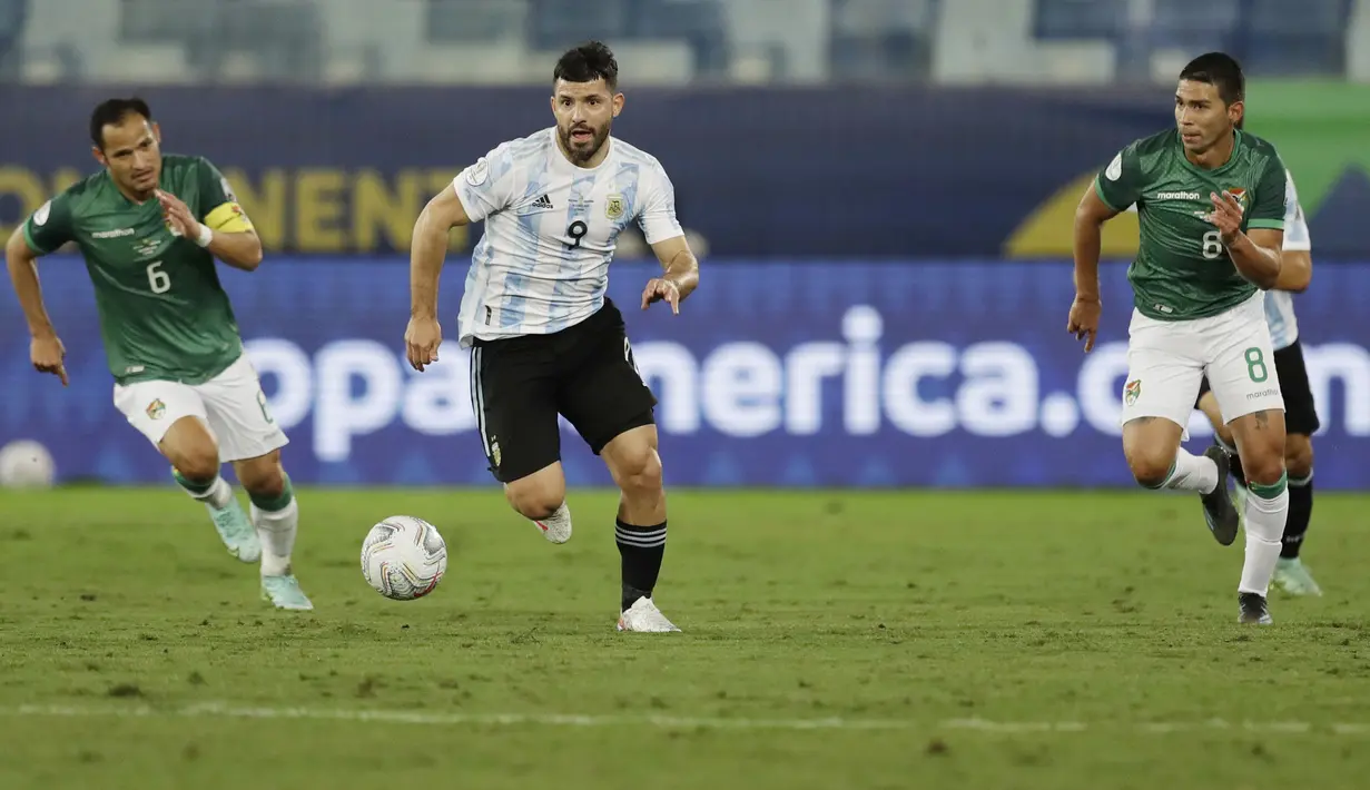 Argentina yang dihuni para pemain bintang tampil menyerang sejak menit awal. Mereka langsung memperoleh peluang ketika laga baru berjalan empat menit melalui kerja sama Alejandro Gomez Sergio Aguero. (AP/Bruna Prado)