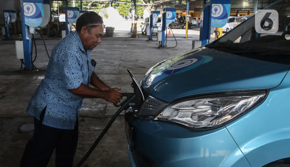 Pengemudi taksi biru Blue Bird menambah daya kendaraannya di tempat Pengisian daya mobil listrik di kantor Pusat Blue Bird, Jakarta, Rabu (9/8/2023).  (Liputan6.com/Johan Tallo)