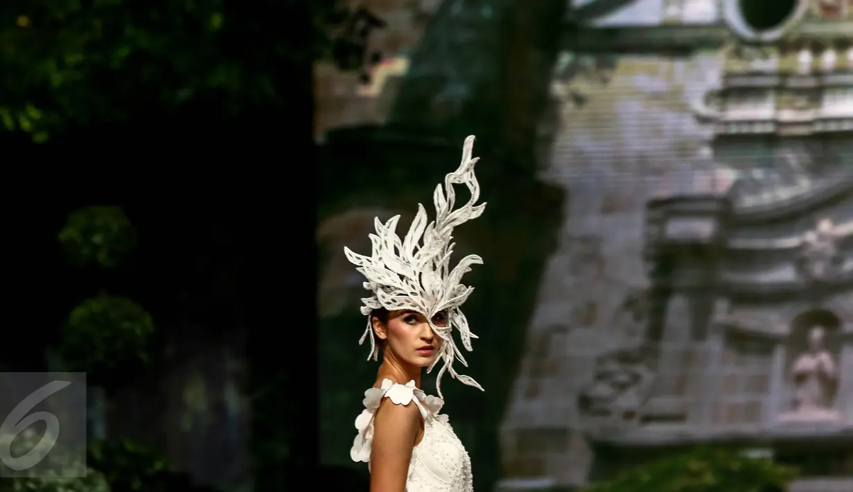 Seorang model dengan menggunakan mahkota berelemen daun atau bunga berjalan saat catwalk pada pagelaran busana tahunan karya desainer Fetty Rusli di Jakarta,  (26/02). Busana bertema A Maze berlangsung megah dan mewah (Liputan6.com/Fery Pradolo)