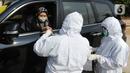 Paramedis Siloam Hospitals mengambil sampel darah saat Rapid Test mandiri COVID -19 secara drive thru di Akses Senayan Park Jalan Gerbang Pemuda, Jakarta, Kamis (23/4/2020). Rapid Tes Covid -19 dibanderol seharga Rp 489.000, periode 17-30 April 2020 pukul 08.00-10.00 WIB. (merdeka.com/Arie Basuki)