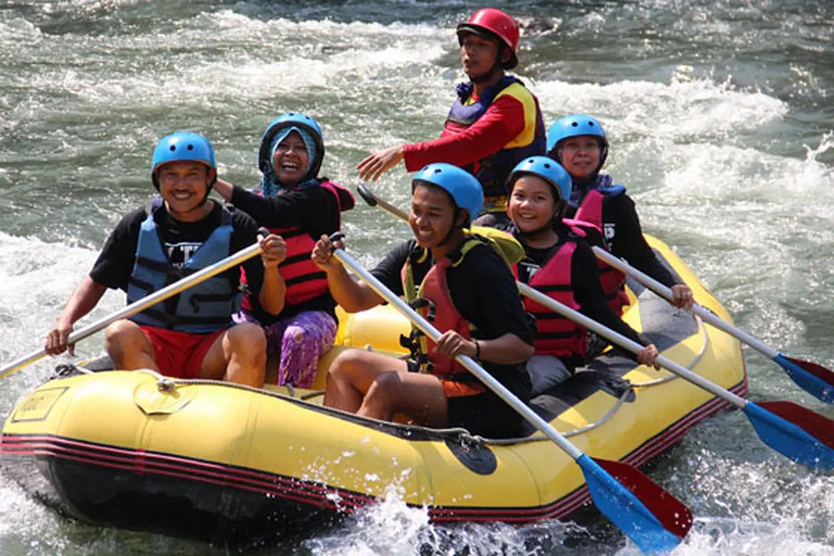 Dahsyatnya Wisata Arung Jeram Sungai Elo di Magelang