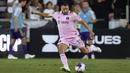 Pemain baru Inter Miami, Jordi Alba menendang bola saat laga 32 besar piala liga 2023 melawan Orlando City di DRV PNK Stadium, Florida, Amerika Serikat, Rabu (02/08/2023) waktu setempat. (AP Photo/Lynne Sladky)