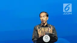 Presiden Joko Widodo saat berpidato dalam Bali Fintech Agenda IMF-WB 2018 di Nusa Dua, Bali, Kamis (11/10). Jokowi mengaku mengacu pada kebijakan Amerika Serikat (AS) yang merupakan negara kelahiran internet. (Liputan6.com/Angga Yuniar)