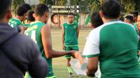 Oktafianus Fernando dikerjain saat ultah pada Jumat (4/10/2019) oleh rekan-rekan di Persebaya. (Bola.com/Aditya Wany)