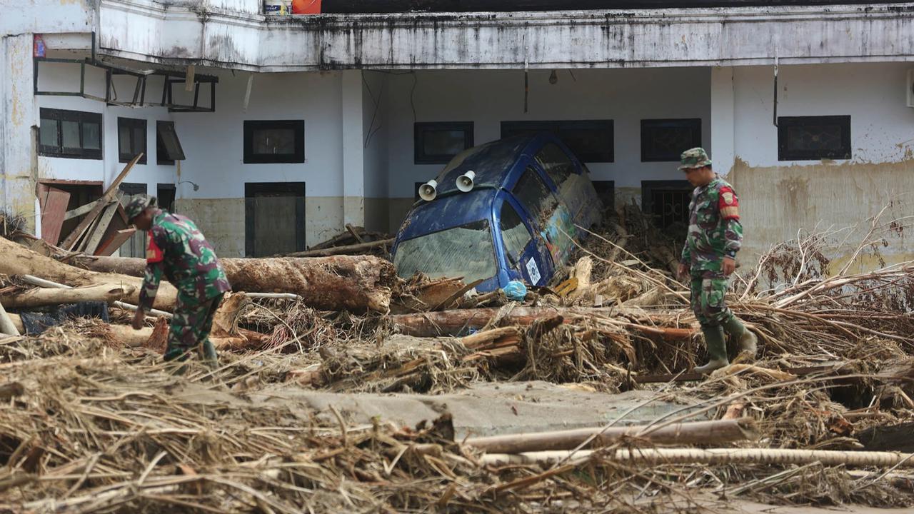 FOTO: Potret Kayu Gelondongan Hancurkan Rumah dan Fasilitas Warga