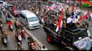 Massa pendukung Prabowo yang memakai seragam loreng tampak memadati Jalan Sarinah, Jakpus. Mereka serentak menuju gedung MK, Jakarta, Kamis (21/8/2014) (Liputan6.com/Faisal R syam)