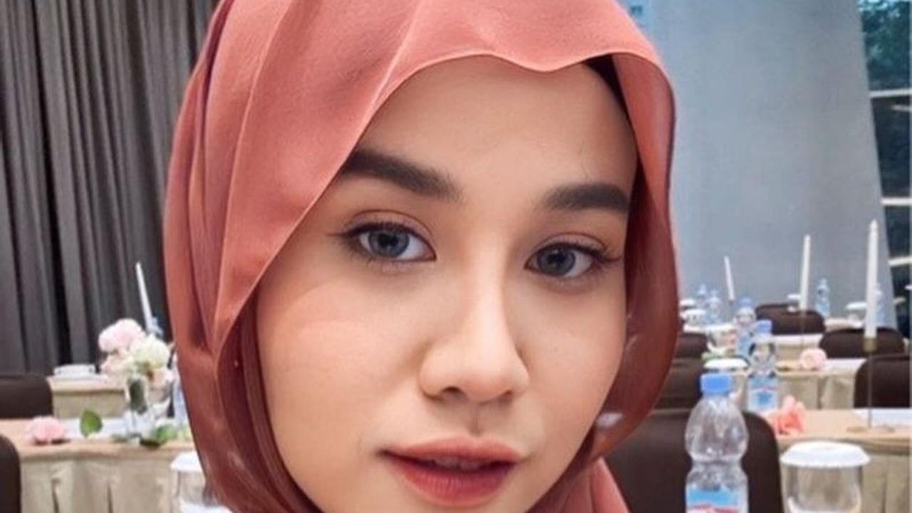 7 Potret Mayang Lucyana Tampil Pakai Gamis dan Berhijab, Kini Banjir Pujian