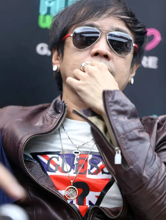 "Pertama jujur honor sih. Berani bayar gua tanpa kacamata itu fantastis sih. Selain honor, nama besar pemain film yah memang semuanya artis," ujar Ian Kasela saat gala premier film Musik Untuk Cinta, Senin (6/3/2017). (Nurwahyunan/Bintang.com)