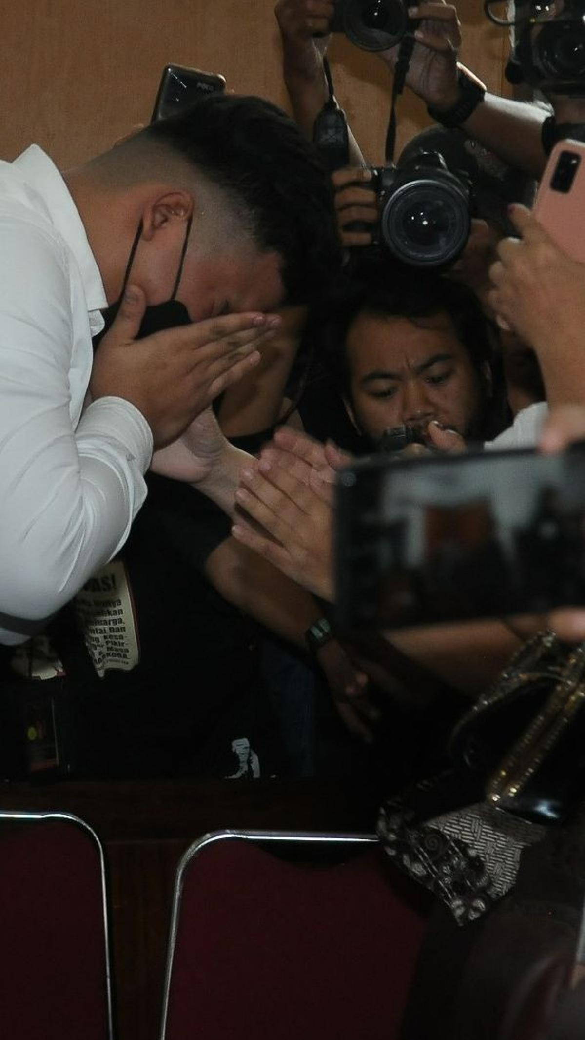 Tangis Shane pun pecah di pelukan keluarganya.&nbsp;&nbsp;<br>