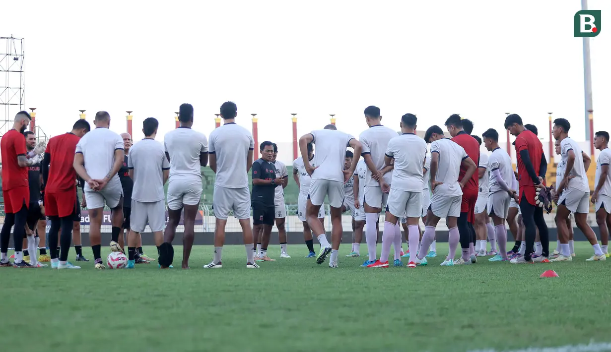 <p>Pelatih caretaker Madura United, Rakhmat Basuki (tengah) membriefing timnya dalam sesi official training di Stadion Gelora Bangkalan, Madura, Kamis (30/5/2024) jelang laga leg kedua final Championship Series BRI Liga 1 2023/2024 menghadapi Persib Bandung, Jumat, 31 Mei 2024. (Bola.com/Bagaskara Lazuardi)</p>